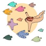 Stylizowana ilustracja Hanny Tricoire przedstawiająca nagą kobietę lecącą z kolorowymi ptakami na tle żółtego okręgu.