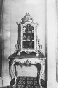 Przedwojenne wnętrza, źródło: cyfrowa baza danych Bildindex, „Vitrine” [https://www.bildindex.de/document/obj20194139?part=0&medium=mi00325a13]