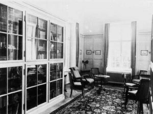 Przedwojenne wnętrza, źródło: cyfrowa baza danych Bildindex, „Bibliothek” [https://www.bildindex.de/document/obj20194133?part=0&medium=fmlr117_17]