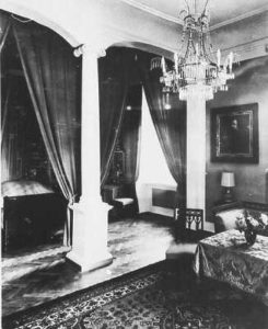 Przedwojenne wnętrza, źródło: cyfrowa baza danych Bildindex, „Zimmer” [https://www.bildindex.de/document/obj20194134?part=0&medium=fmlr117_41]