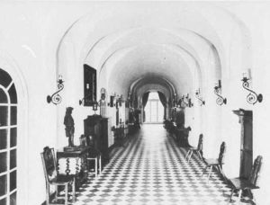 Przedwojenne wnętrza, źródło: cyfrowa baza danych Bildindex, „Lange Halle” [https://www.bildindex.de/document/obj20194117?part=0&medium=fmlr118_27]