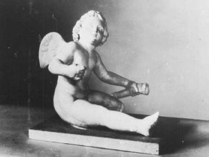 Przedwojenne wnętrza, źródło: cyfrowa baza danych Bildindex, „Statuette” [https://www.bildindex.de/document/obj20195196?part=0&medium=fmlr116_30]